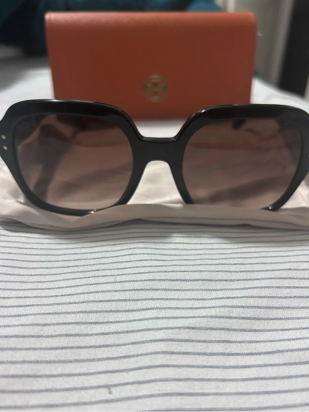 Tory Burch Black Frame with Brown Gradient Lens Women display picture 1